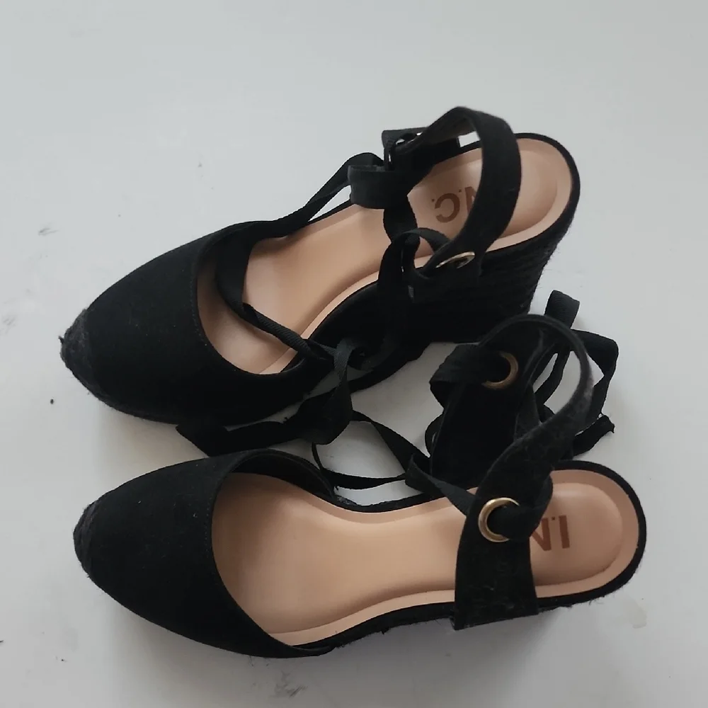 Elegant Black Espadrilles with Ankle Straps - Picture 2 of 7